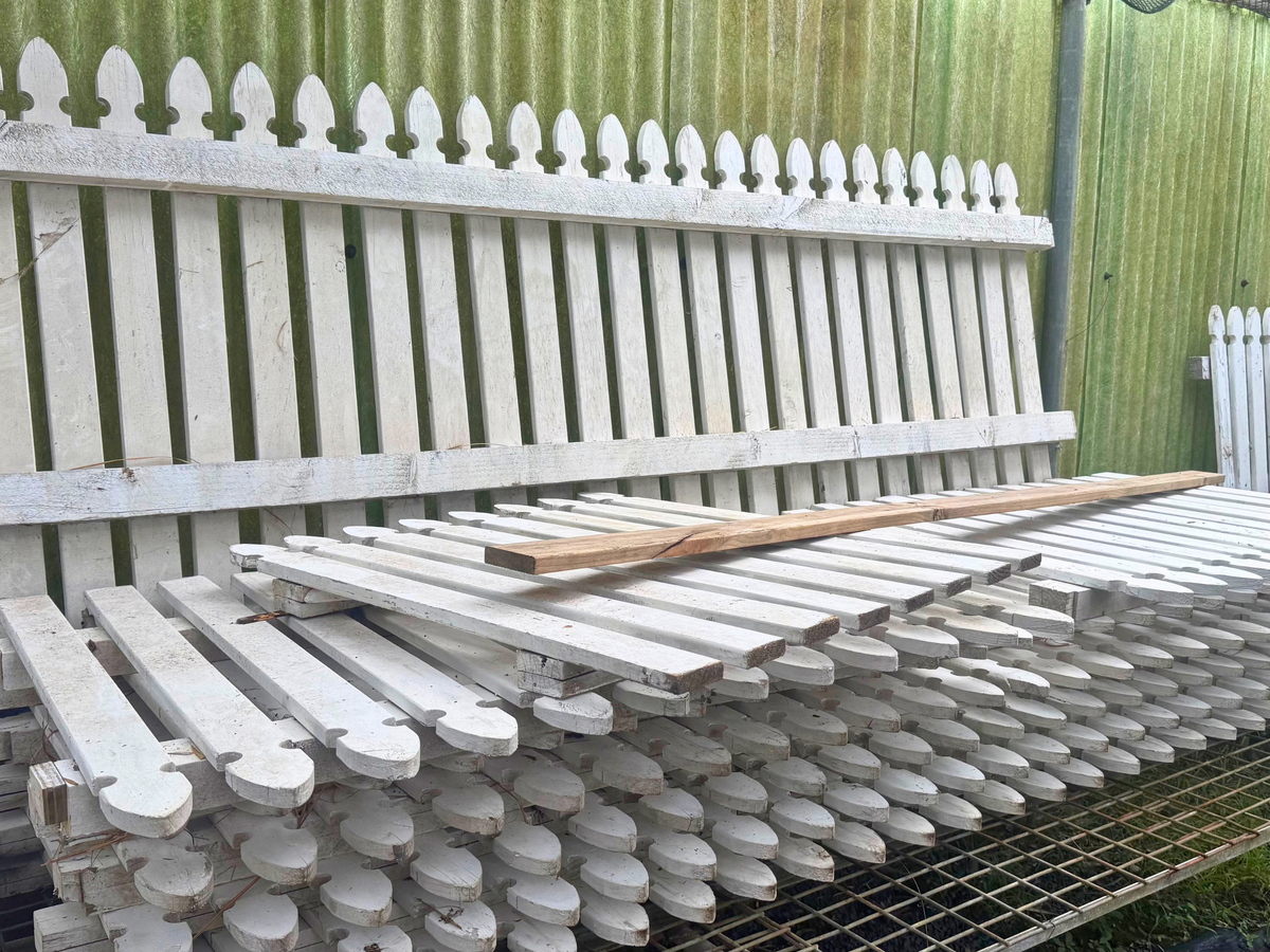 Traditional Picket Fence - Spade
