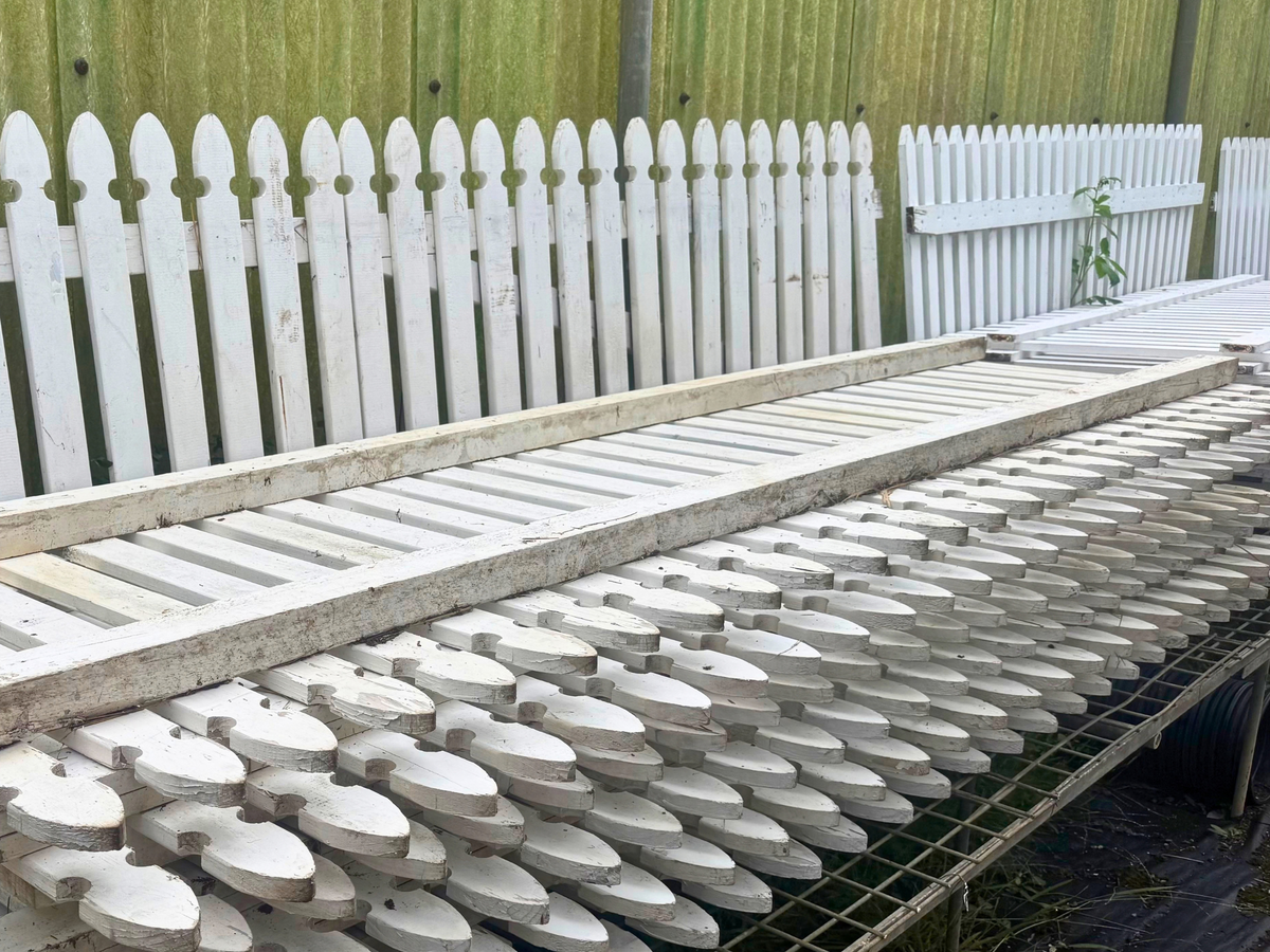 Traditional Picket Fence - Spade